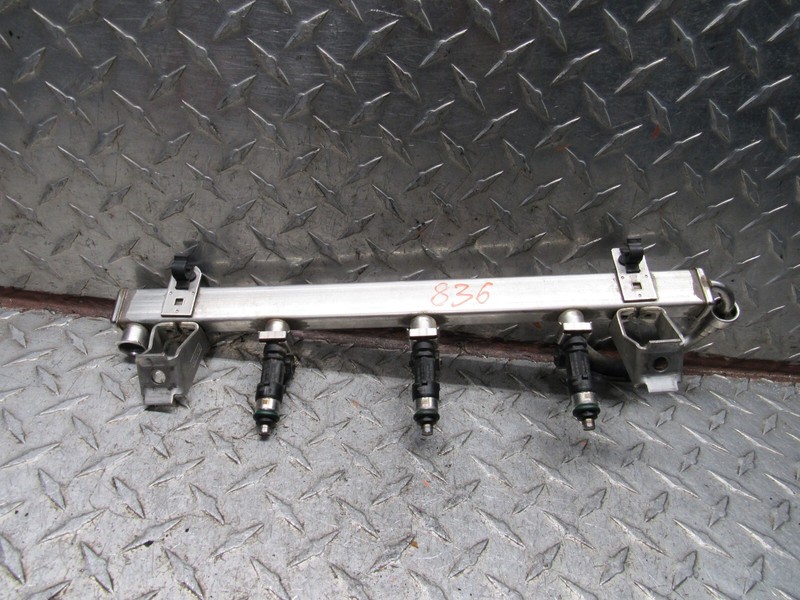2011 FORD FIESTA FUEL RAIL FUEL INJECTOR AE8E-SH487-AB