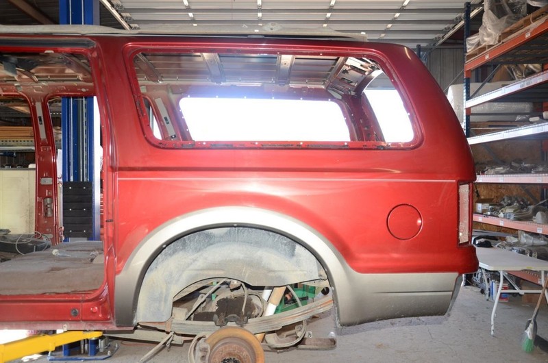 00-05 EXCURSION 6.8L Driver Left Rear Quarter Panel Cut Assembly
