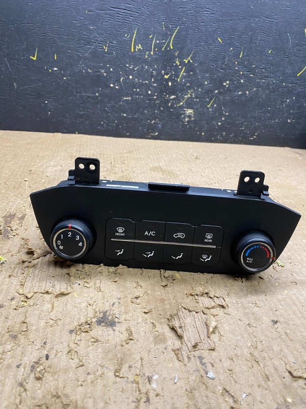 2005 to 2009 Kia Sportage Center Radio Climate Control Clock Trim Z9680 DG