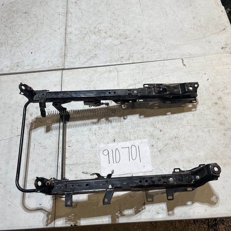 2005 Toyota Highlander Hybrid 2nd Row Seat Guide TrackRight