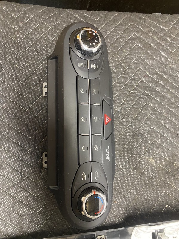 2019 Kia Sorento L A/C Control Panel OEM 97250-C6040
