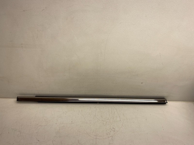 2014-2016 JEEP GRAND CHEROKEE RIGHT FRONT DOOR OUTER WINDOW SEAL WEATHERSTRIP