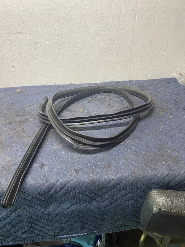 2014 Jeep Patriot Sport 2.4 4x4 Right Front Door Seal OEM