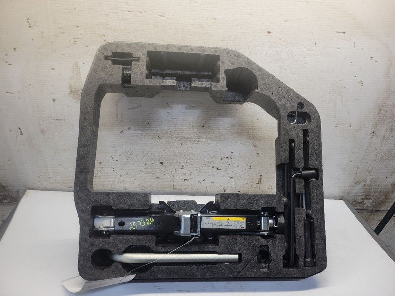 A4 AUDI 2015 Jack and Tools 1650968