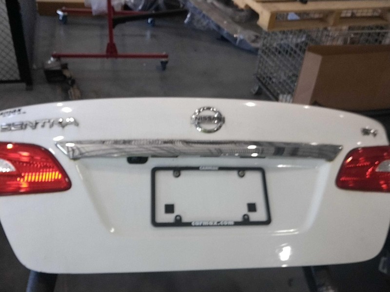 2017 Nissan Sentra OEM White Deck Lid Trunk Lid 64000 Miles NJ25-20845-507250