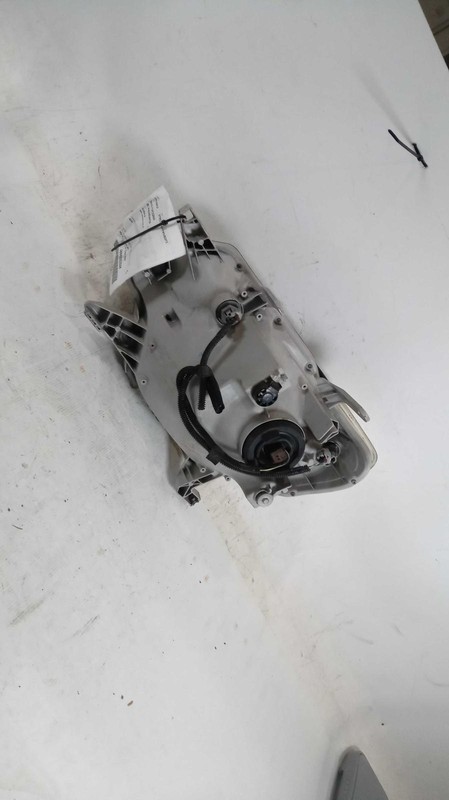 Used Right Headlight Assembly fits: 2015 Toyota Tacoma Right Grade C