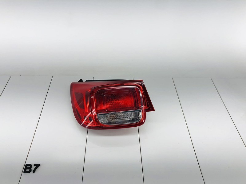 13-15 CHEVROLET MALIBU REAR RIGHT SIDE OUTER TAIL LIGHT BRAKE STOP LAMP OEM