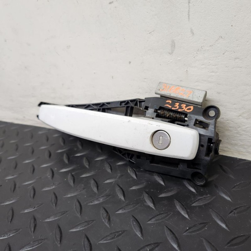 13-16 Chevrolet Malibu Front Left Driver Door Handle White (U8624) OEM 22817271