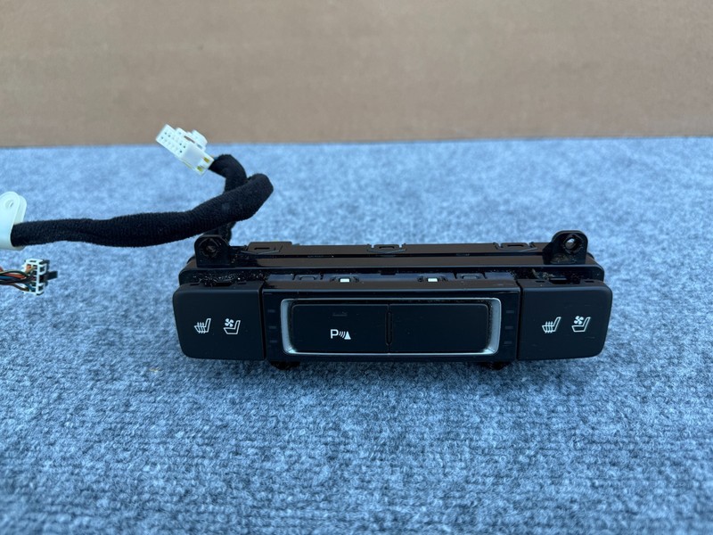 HYUNDAI GENESIS SEDAN G80 15-20 OEM CENTER CONSOLE HEATED SEATS CONTROL SWITCH