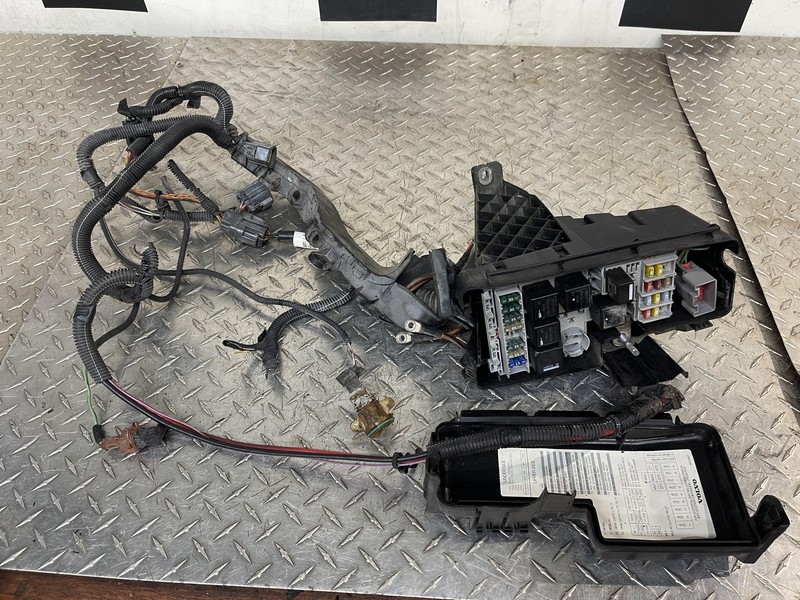 2005-2009 Volvo XC70 Engine Fuse Box Assembly Tested Oem