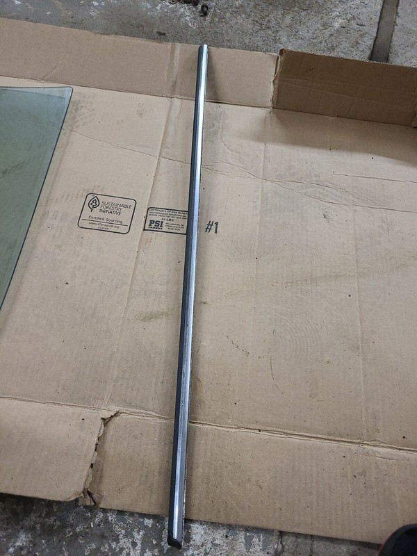 MERCEDES BENZ 220 D/8W115 PASS RIGHT FRONT CENTER DOOR TRIM MOULDING