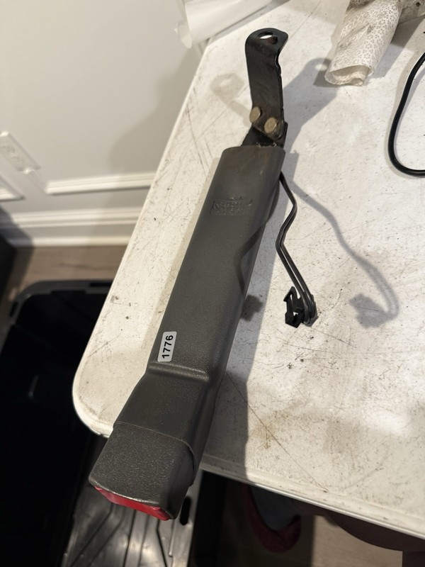 2005 BUICK CENTURYFront Driver LEFT Seatbelt Receiver 33027430A GRAY GREY