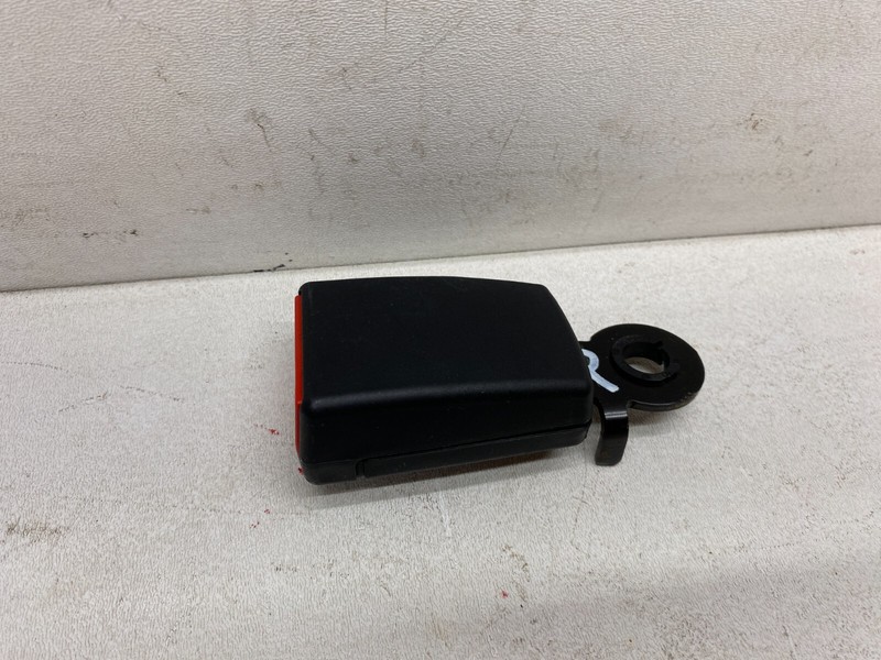 2014-2018 JEEP CHEROKEE RIGHT REAR SEATBELT BUCKLE RECEIVER LATCH BLACK OEM