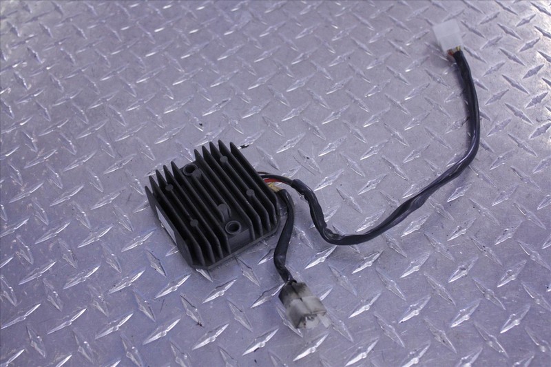 83 YAMAHA XV 920 VIRAGO VOLTAGE REGULATOR RECTIFIER OEM XV920