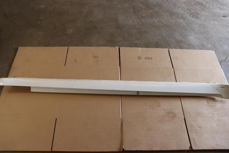 2011-2015 BMW 740LI F02 RIGHT PASSENGER ROCKER MOLDING SKIRT PANEL WHITE OEM