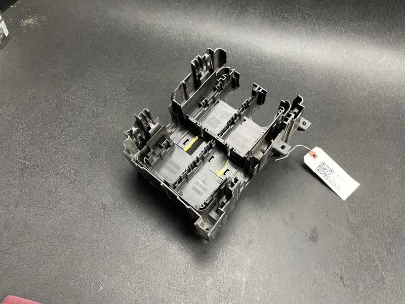 Engine Fuse Box Bracket 2021 Cadillac XT4 23411472 2019 2020 2022 2023