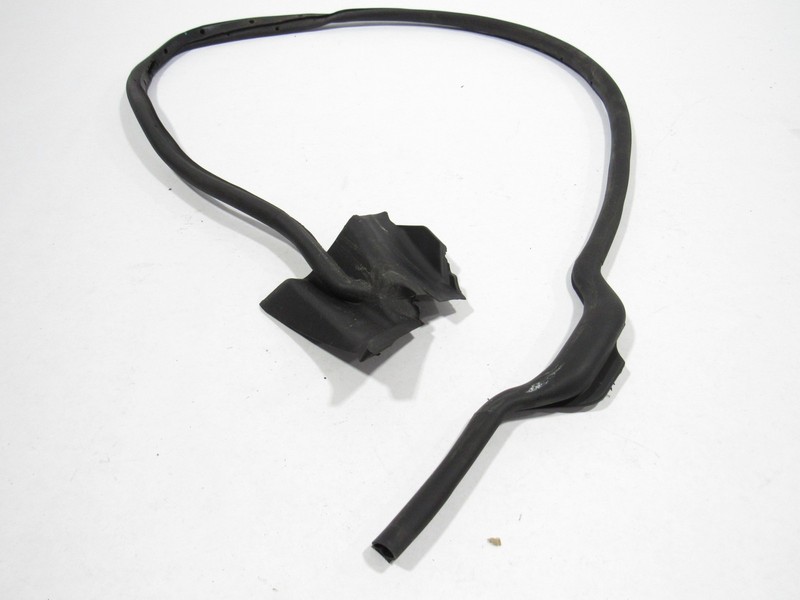 14-19 Maserati Quattroporte 2016 Front Right Pass Door Weatherstrip Seal ;:A