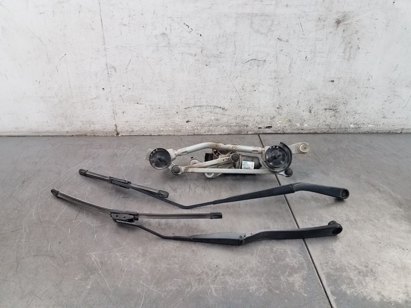 2014 Nissan Juke Nismo RS Windshield Wiper Motor / Arms #0361 V7