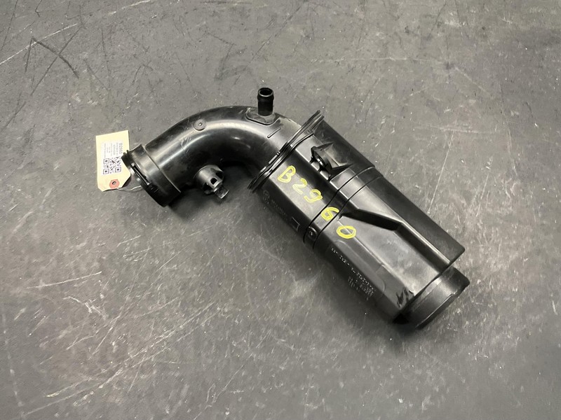Intercooler Filtered Air Pipe w/ Resonator 2018 BMW X1 13717619268 2016 - 2022
