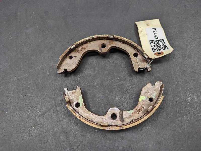 2PC Rear Right Parking Brake Shoes 2018 Nissan Altima SL 2013 - 2018