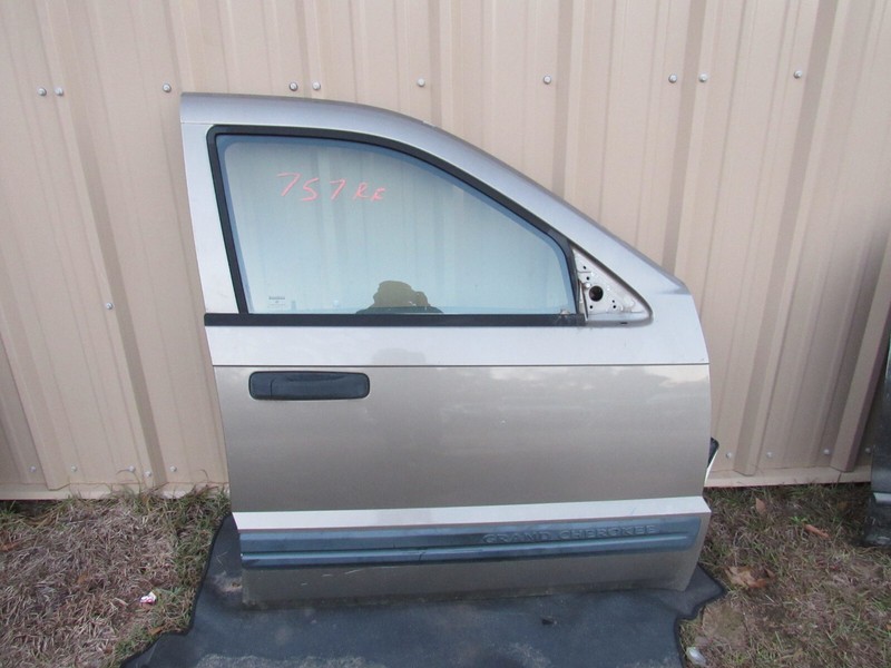 05 JEEP GRAND CHEROKEE RIGHT FRONT PASSENGER DOOR ASSEMBLY LAMINATED GLASS