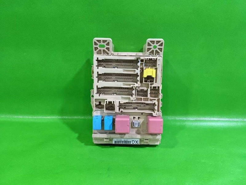 06-09 RX400H FUSE RELAY BOX OEM 4257-35