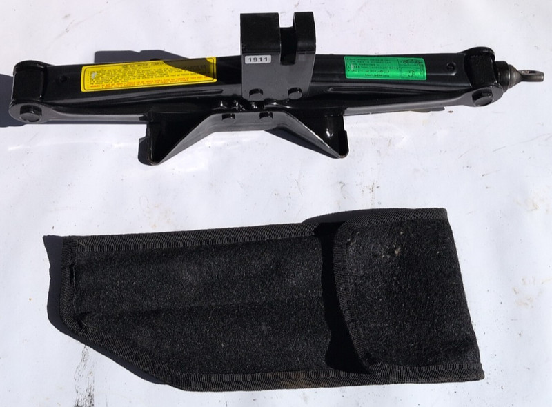 05-10 Kia Sportage Jack and Tool Kit Roadside Spare Kia Sportage 1048655 OEM
