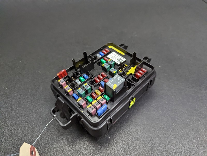 Fuse Relay Junction Box 2022 Cadillac CT4 84932405 2022