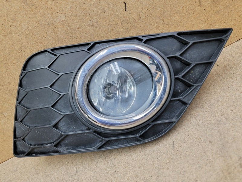 2015-2019 Nissan Sentra Foglight Lamp With Cover Bezel Right RH 622564AF0A OEM