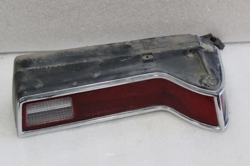 1976 LINCOLN CONTINENTAL MARK IV RIGHT PASSENGER TAIL LIGHT LAMP D4LY-13404-A