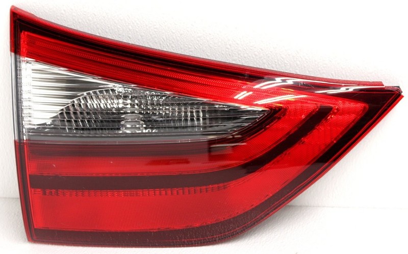 OEM Toyota Sienna Left Driver Side Halogen Tail Lamp Lens Chip 81590-08031