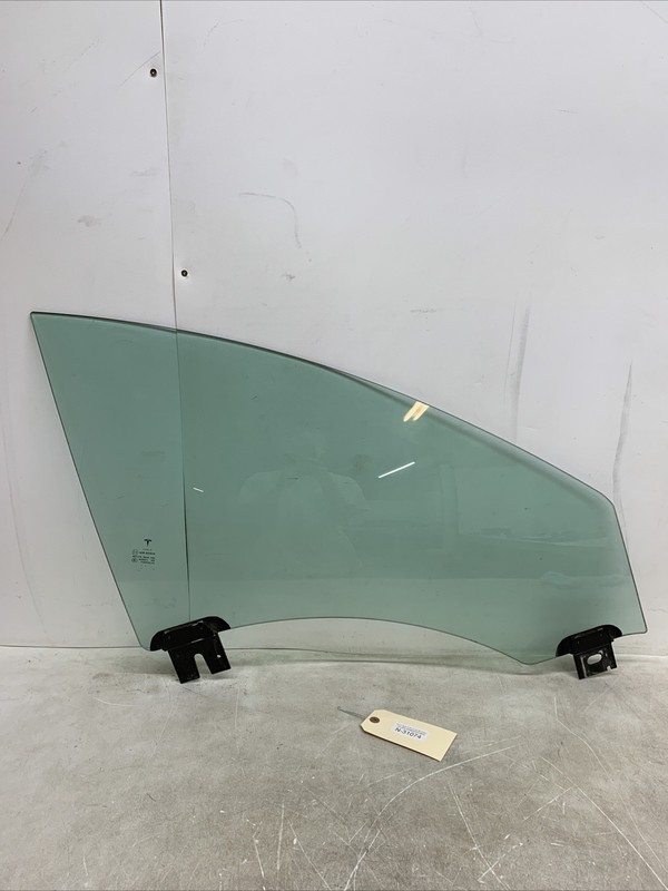 ⚡️Tesla Model S Front Right Side Door Window Glass 31074 S1