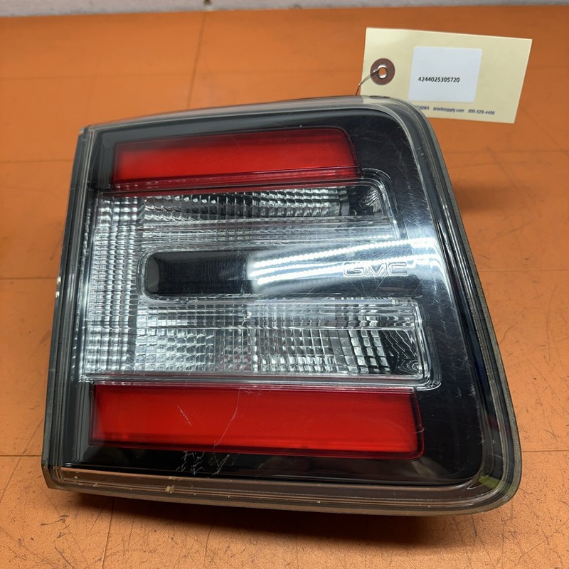 20956909 | 2013 - 2017 GMC Acadia Left Inner Tail Light Lid Mounted OEM LH