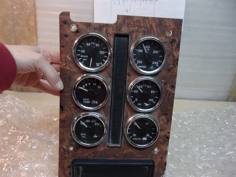 International 3503482C91 6-Gauge Dash Instrument Cluster w/ Vent