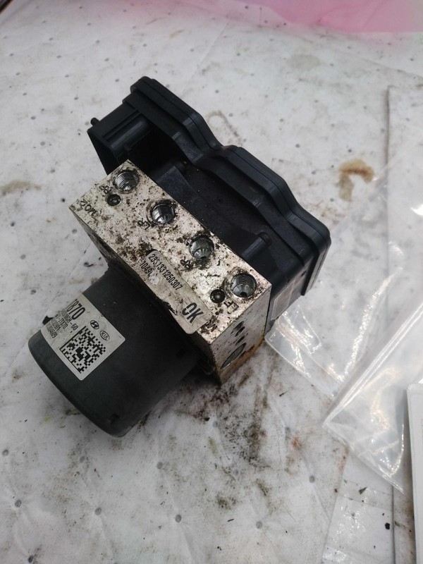2014 KIA Optima ABS Pump & Motor Assembly OEM 589202T870 Black 110k Miles