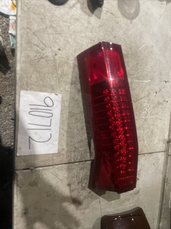 2004 - 2009 CADILLAC SRX OEM RIGHT TAILLIGHT TAILLAMP TAIL LAMP LIGHT