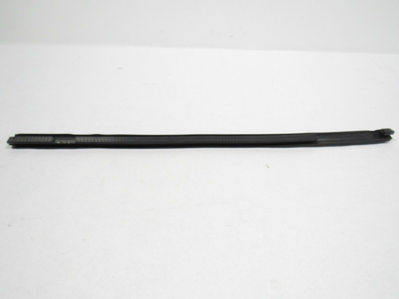 14-19 Maserati Quattroporte 2016 Rear Left Door Window Weatherstrip Seal ;:A