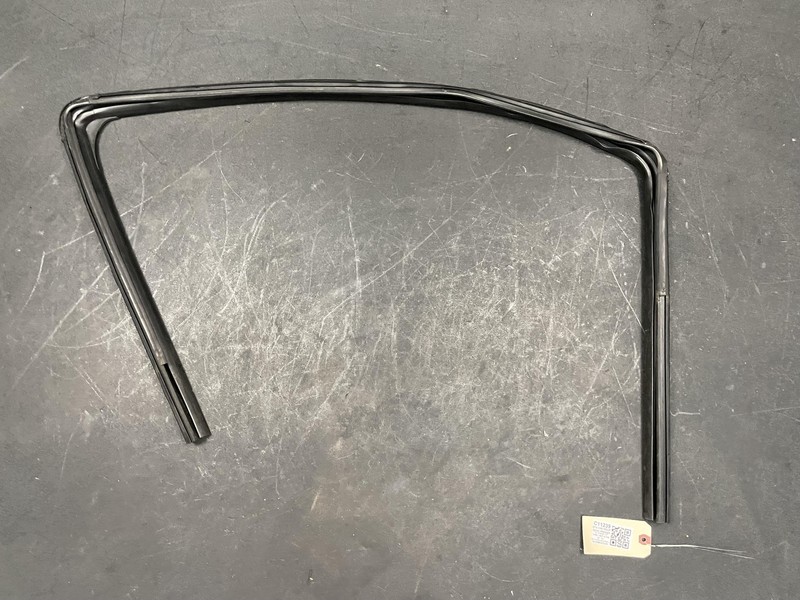 Front Right Door Window Glass Run Channel 2019 Chevrolet Sonic 95379897 12 - 20