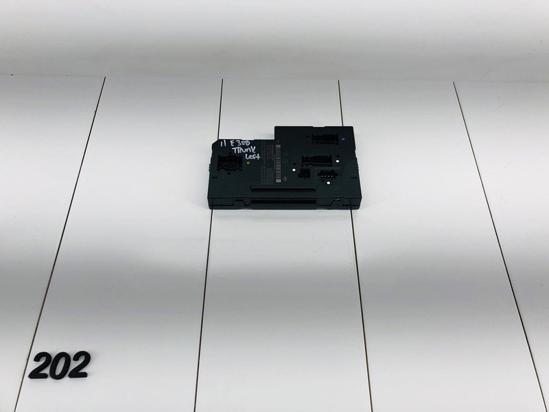 10-16 MERCEDES BENZ E350 REAR COMPARTMENT DISTRIBUTION RELAY FUSE BOX OEM