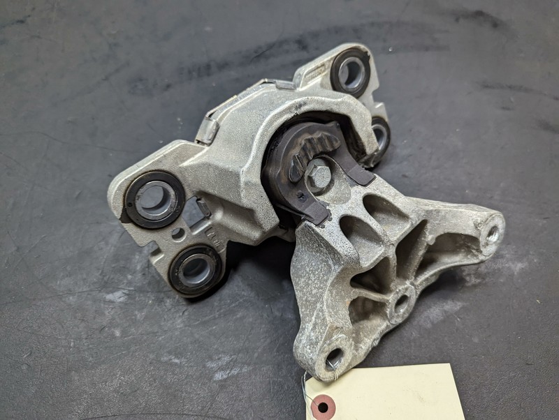 Left Engine Mount Bracket 2018 Volvo S60 2014 2015 2016 2017