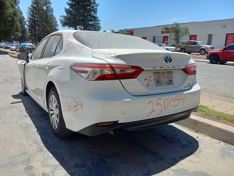 18 19 20 21 22 23 TOYOTA CAMRY LE REAR BUMPER SCRATCHES WHT-040