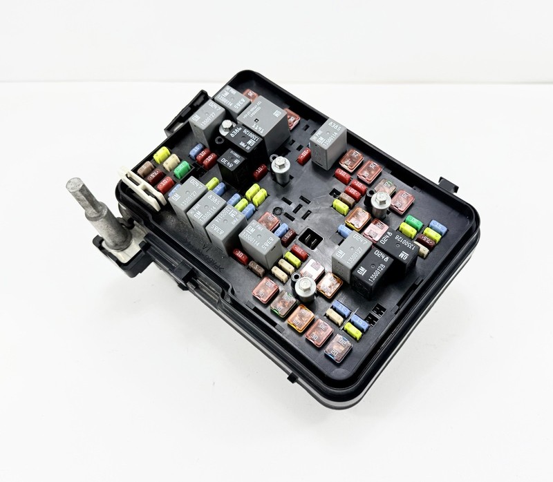 2013-2016 Chevy Equinox Under Hood Fuse Box Relay Module 22929761 OEM