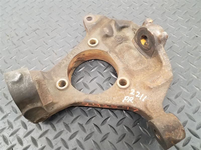 2000-2006 Chevrolet Tahoe Front Right Passenger Spindle Knuckle OEM 19257047