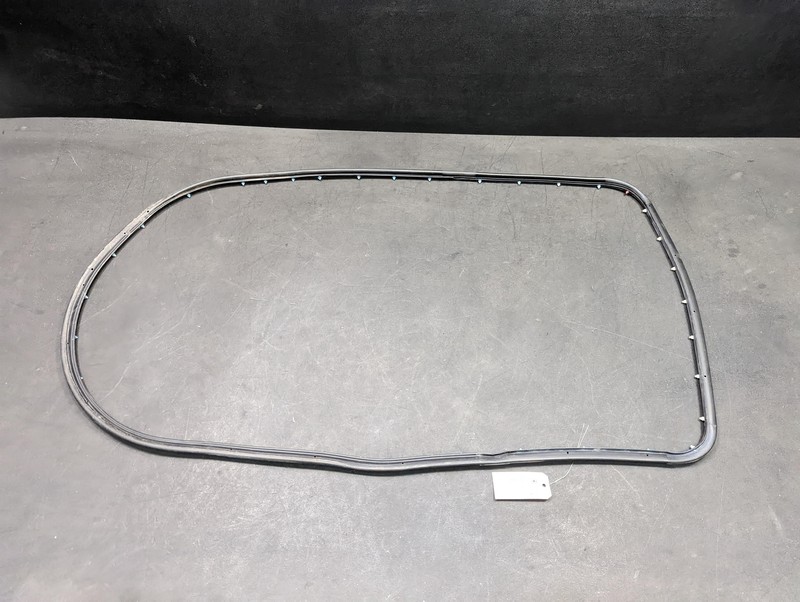 Rear Right Door Weatherstrip 2018 Jeep Cherokee 68103092AB 2014 2015 2016 - 2022