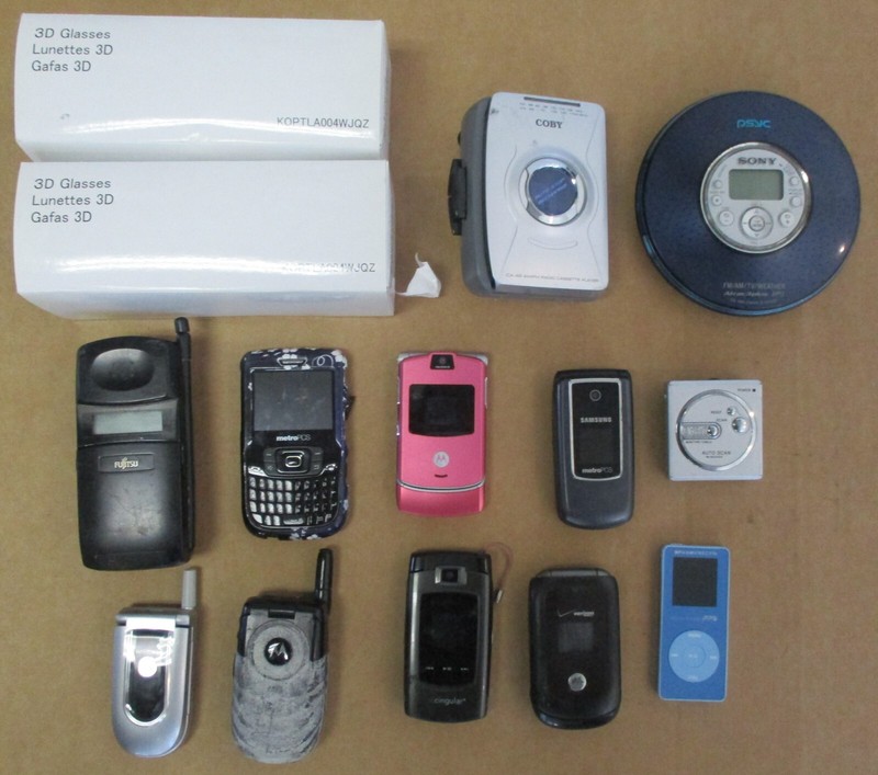 LOT OF CELLPHONES, CASSETTE SONY CD & MP3 PLAYERS AND 3D GLASSES - MOTOROLA RAZR