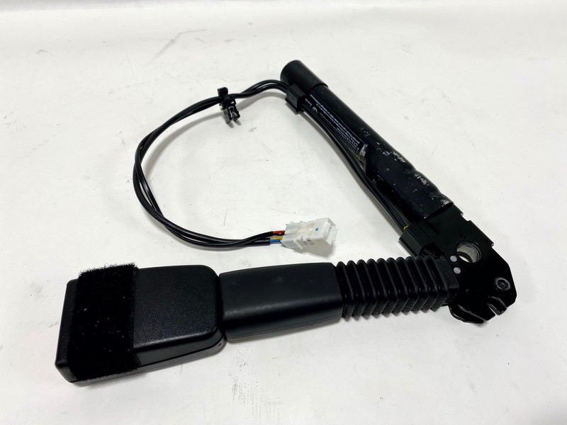12-18 BMW SERIES 3 328i FRONT LEFT LH DRIVER SEAT BELT BUCKLE END RECEIVER OEM
