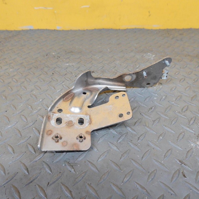 2019-2022 VOLVO XC40 EXHAUST MANIFOLD PIPE UPPER MOUNT BRACKET OEM 31697445