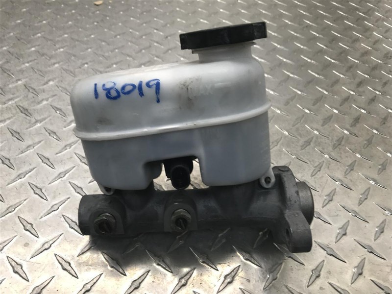 2002-2005 GMC ENVOY BRAKE MASTER CYLINDER ASSEMBLY OEM 18060788