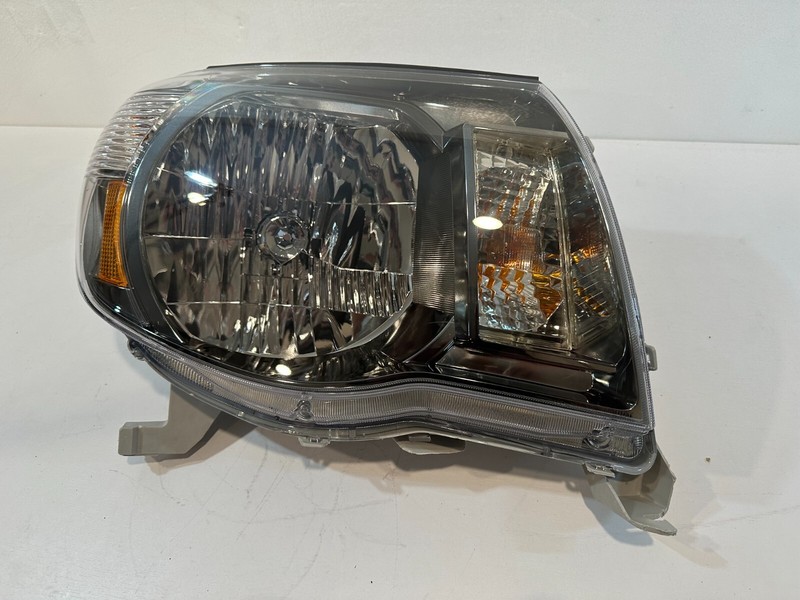 2005-11 TOYOTA TACOMA RIGHT/PASSENGER SIDE HEADLIGHT PART#4715NAK