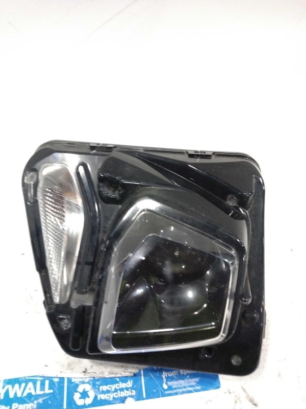 2021 Chevrolet Blazer Right Headlight Assembly - Damaged Clip, 85K Miles